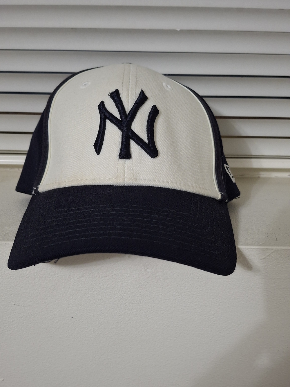 New Era New York Yankees MLB Cap Two-Tone Stretch Fit Hat – Size M/L